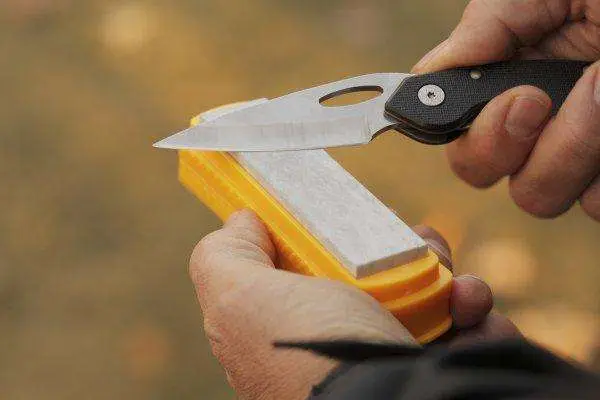 Smith’s 4″ Natural Arkansas Sharpening Stone w/ Cover