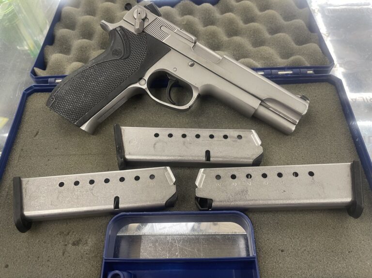 Smith & Wesson, Mod 4506, Handgun, Semi-auto, 45ACP, 5 inch barrel, Stainless, 3 magazines, OEM case, No lock Smith & Wesson, Mod 4506, Handgun, Semi-auto, 45ACP, 5 inch barrel, Stainless, 3 magazines, OEM case, No lock