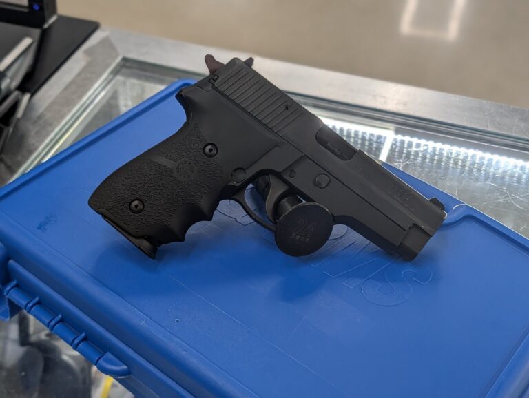 Sig Sauer P228, Semi Auto, 9mm, 3.9″, Pistol, Black. Made in Germany, Triple SN matching, OEM Case Grips and 3 Mags Sig Sauer P228, Semi Auto, 9mm, 3.9″, Pistol, Black. Made in Germany, Triple SN matching, OEM Case Grips and 3 Mags