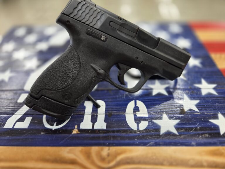 SMITH & WESSON Shield, 9MM, Semi Auto, Black, 2 OEM Magazines SMITH & WESSON Shield, 9MM, Semi Auto, Black, 2 OEM Magazines