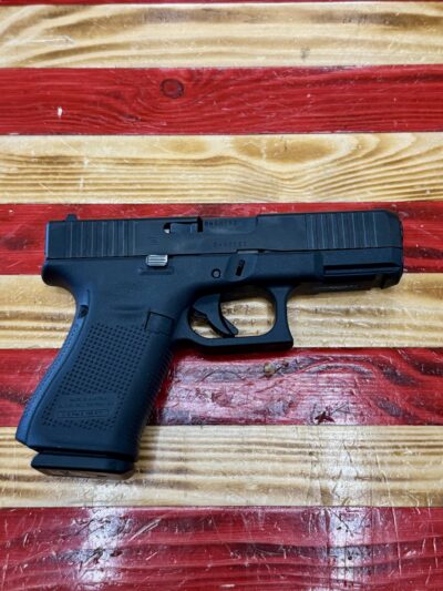 Glock 19 Semi Auto, Handgun, Black, 4.02″ Barrel, 9MM, OEM CASE/ Lock, 2 (10) round mags, grip panels
