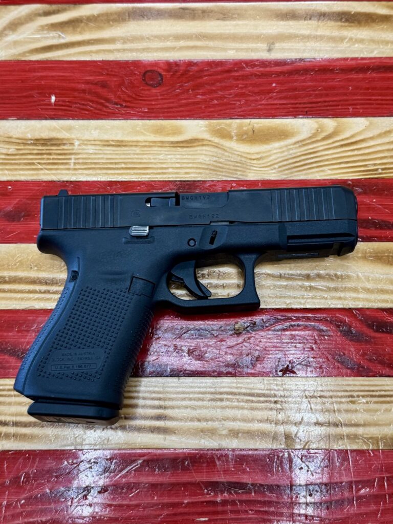 Glock 19 Semi Auto, Handgun, Black, 4.02″ Barrel, 9MM, OEM CASE/ Lock, 2 (10) round mags, grip panels Glock 19 Semi Auto, Handgun, Black, 4.02″ Barrel, 9MM, OEM CASE/ Lock, 2 (10) round mags, grip panels