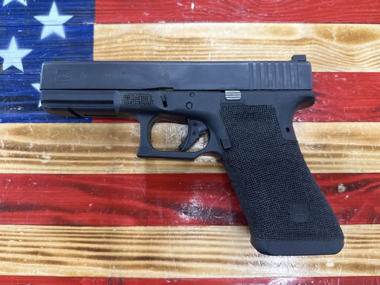 Glock 17 Custom 9mm semi auto pistol, black 4.49″
